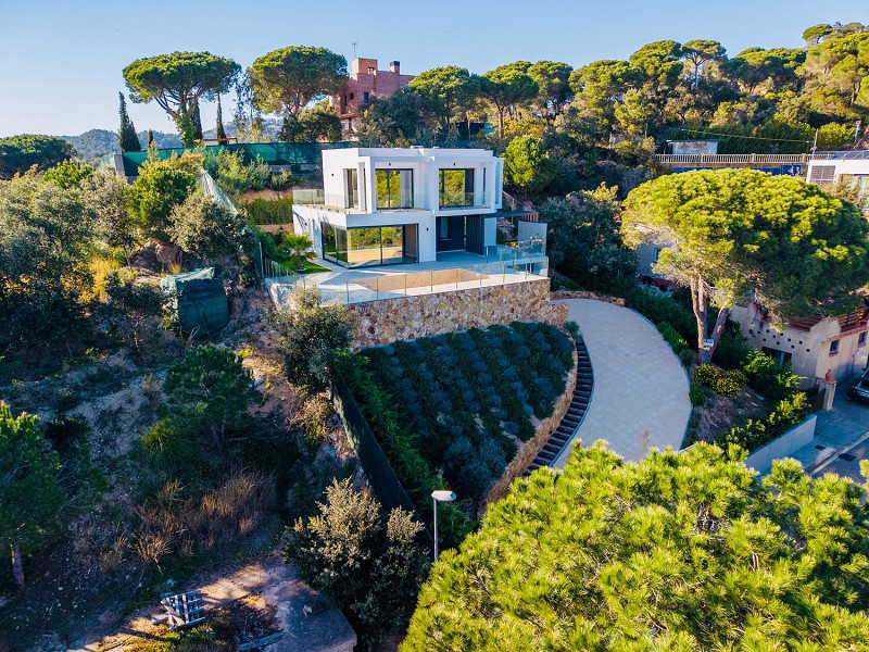 Новая вилла с видом на море в Los Pinares, Lloret de Mar, Коста-Брава. Фото:  60