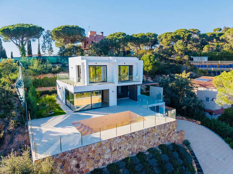 Новая вилла с видом на море в Los Pinares, Lloret de Mar, Коста-Брава. Фото:  61