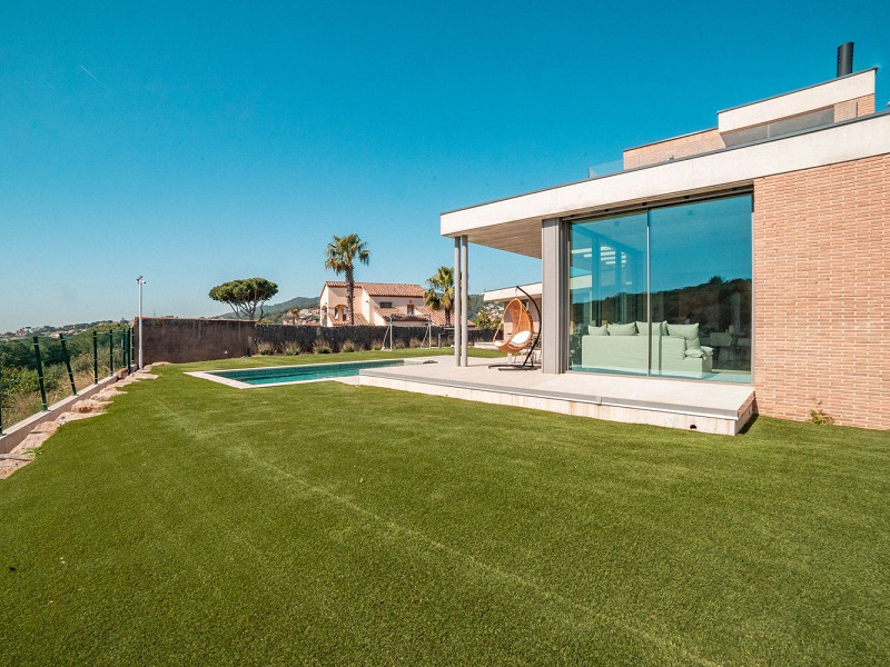 Contemporary House with Sea Views in Cabrils, Maresme. Photo:  24