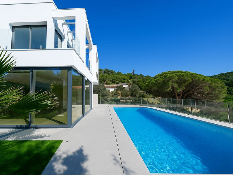 Современная вилла с видом на море в Els Pinars, Lloret de Mar, Коста-Брава. Фото:  2