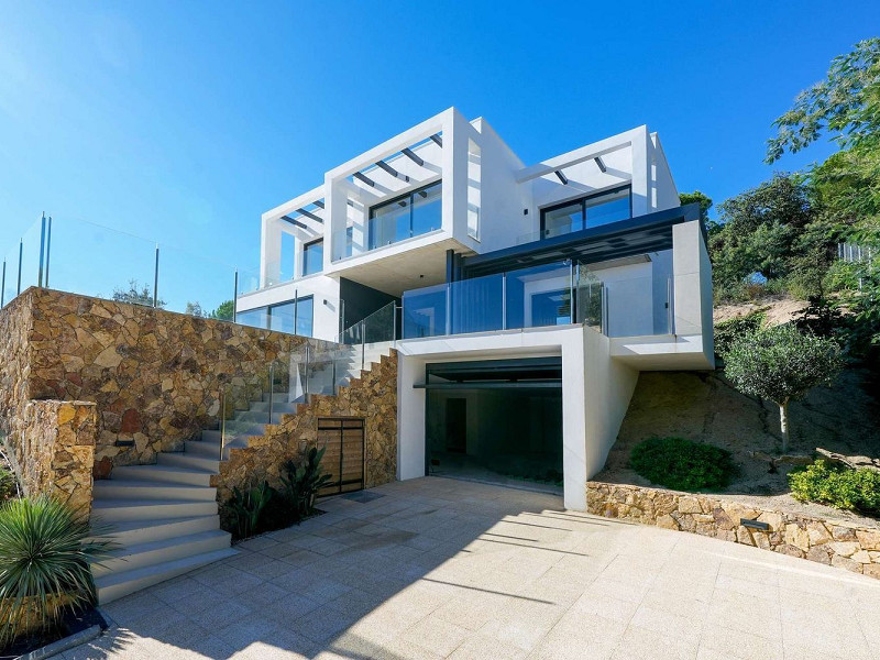Современная вилла с видом на море в Els Pinars, Lloret de Mar, Коста-Брава. Фото:  5