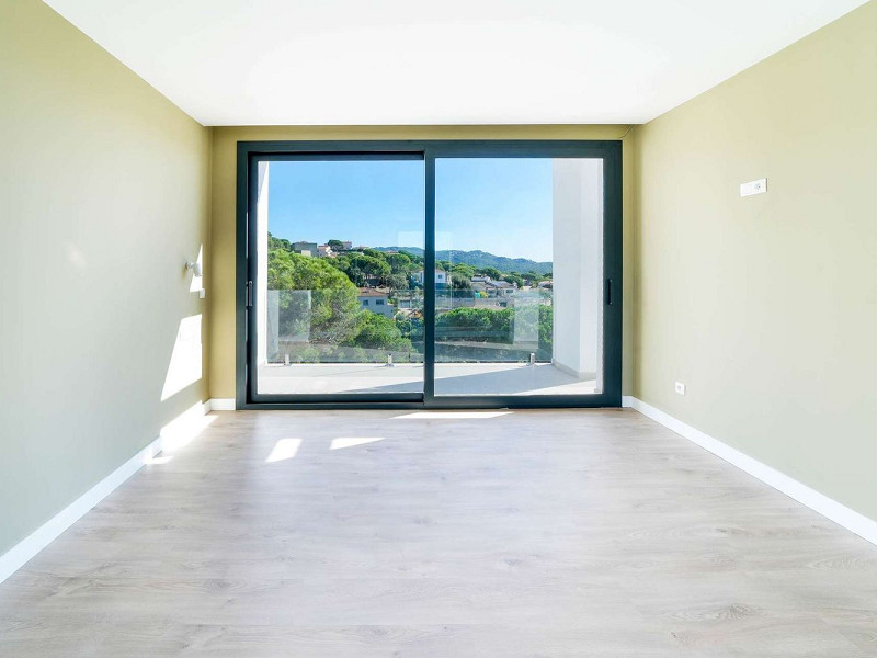 Современная вилла с видом на море в Els Pinars, Lloret de Mar, Коста-Брава. Фото:  26