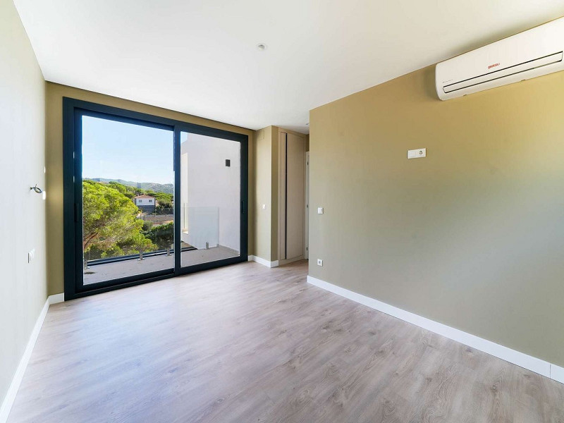Современная вилла с видом на море в Els Pinars, Lloret de Mar, Коста-Брава. Фото:  27