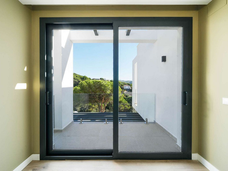 Современная вилла с видом на море в Els Pinars, Lloret de Mar, Коста-Брава. Фото:  29
