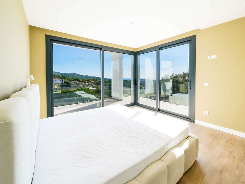 Современная вилла с видом на море в Els Pinars, Lloret de Mar, Коста-Брава. Фото:  34