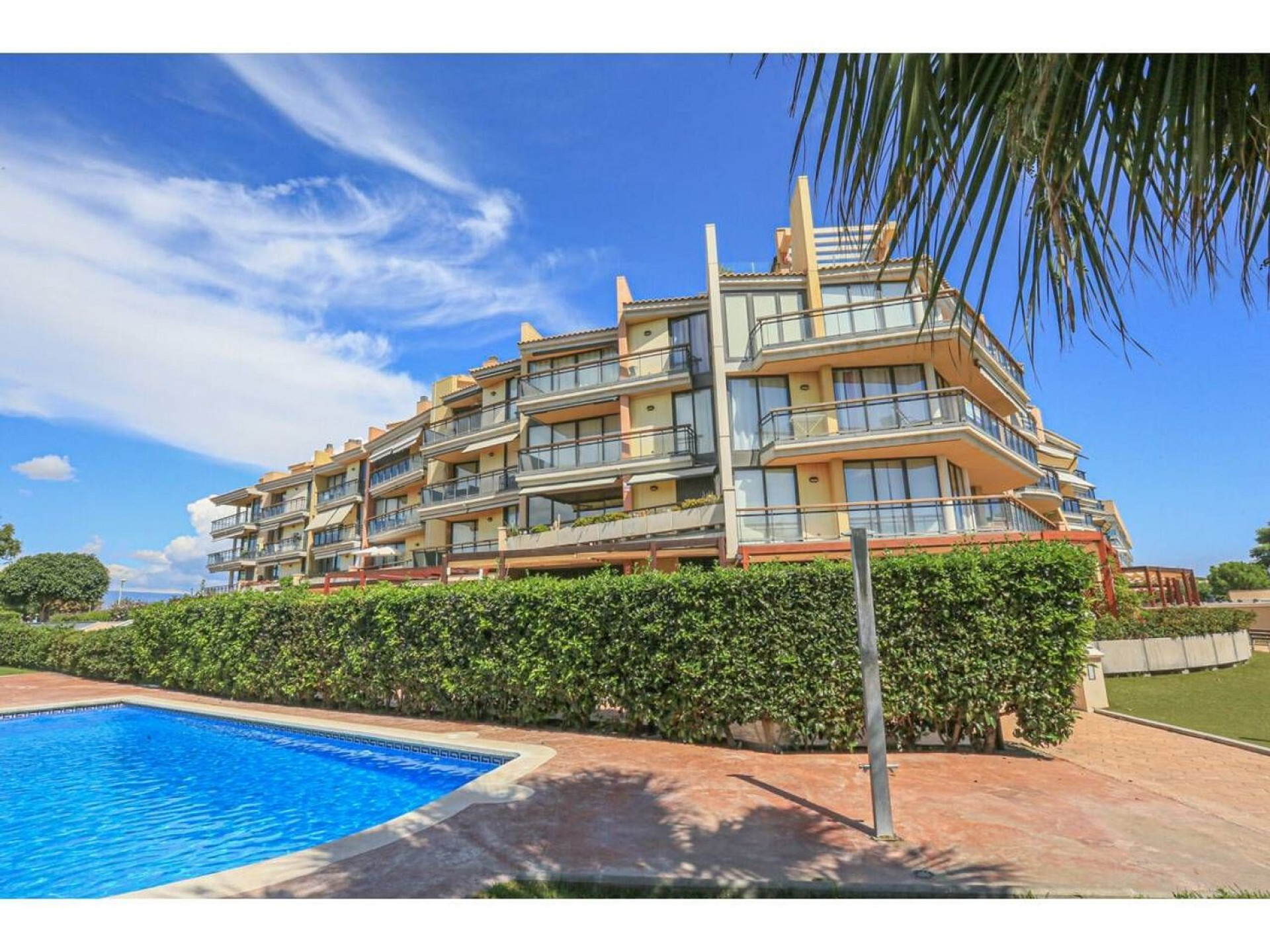 Апартаменты на первой линии моря с солярием в Камблильсе, Коста-Дорада
