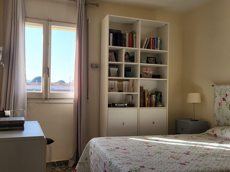 Seafront apartment with communal garden in Cambrils, Costa Dorada. Photo:  24