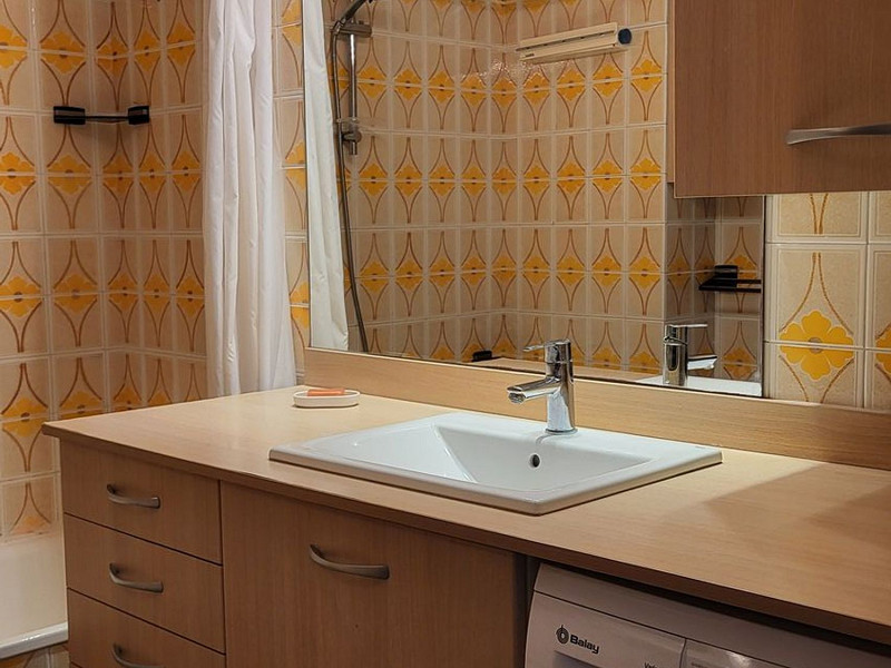 Seafront apartment with communal garden in Cambrils, Costa Dorada. Photo:  28