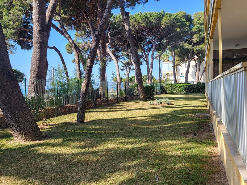 Seafront apartment with communal garden in Cambrils, Costa Dorada. Photo:  30
