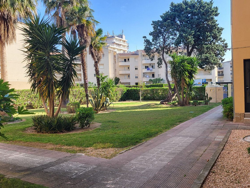 Seafront apartment with communal garden in Cambrils, Costa Dorada. Photo:  31