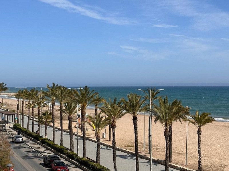 Квартира на первой линии моря с фронтальным видом в Segur de Calafell. Фото:  3