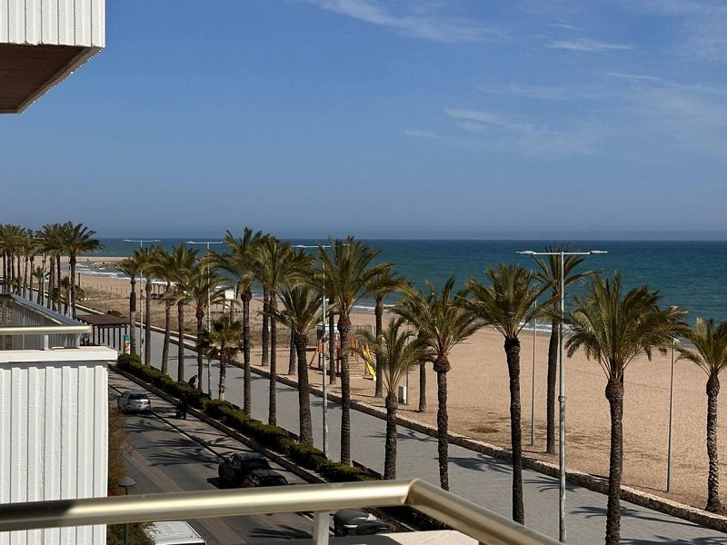Квартира на первой линии моря с фронтальным видом в Segur de Calafell. Фото:  4