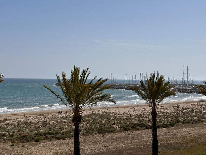 Квартира на первой линии моря с фронтальным видом в Segur de Calafell. Фото:  11