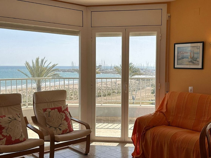 Квартира на первой линии моря с фронтальным видом в Segur de Calafell. Фото:  21