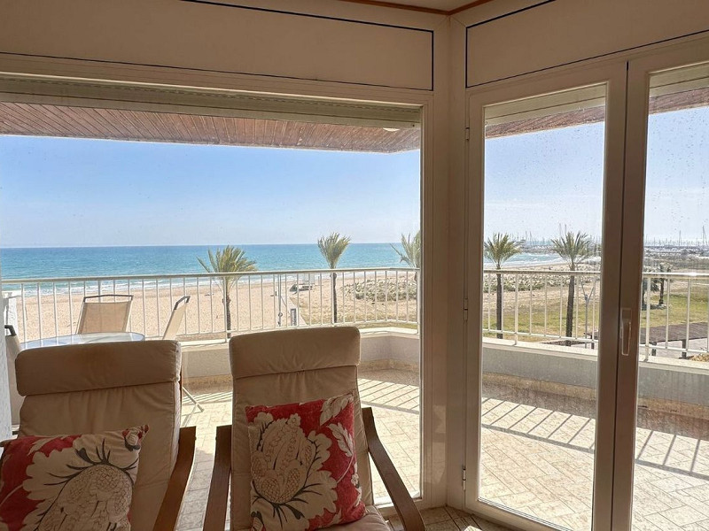 Квартира на первой линии моря с фронтальным видом в Segur de Calafell. Фото:  23