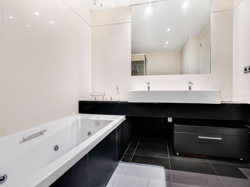 Exclusive apartment with large terrace by the sea in Diagonal Mar, Barcelona. Photo:  43