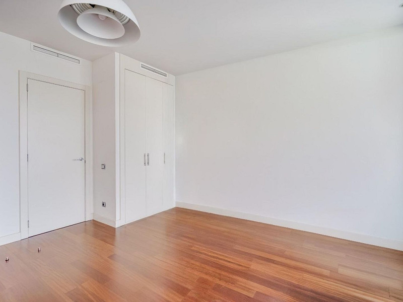 Exclusive bright apartment near the sea in Diagonal Mar, Barcelona. Photo:  44