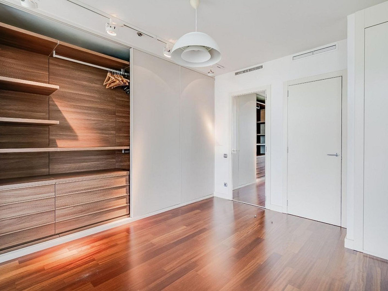Exclusive bright apartment near the sea in Diagonal Mar, Barcelona. Photo:  48
