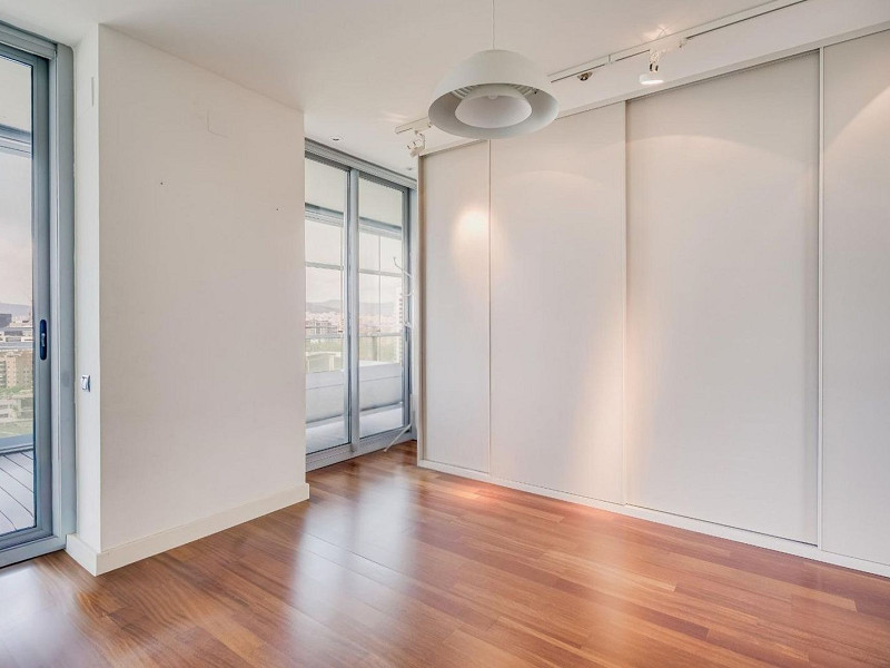 Exclusive bright apartment near the sea in Diagonal Mar, Barcelona. Photo:  50
