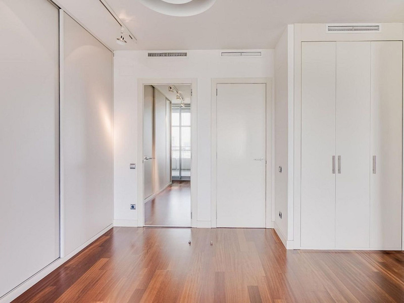 Exclusive bright apartment near the sea in Diagonal Mar, Barcelona. Photo:  52
