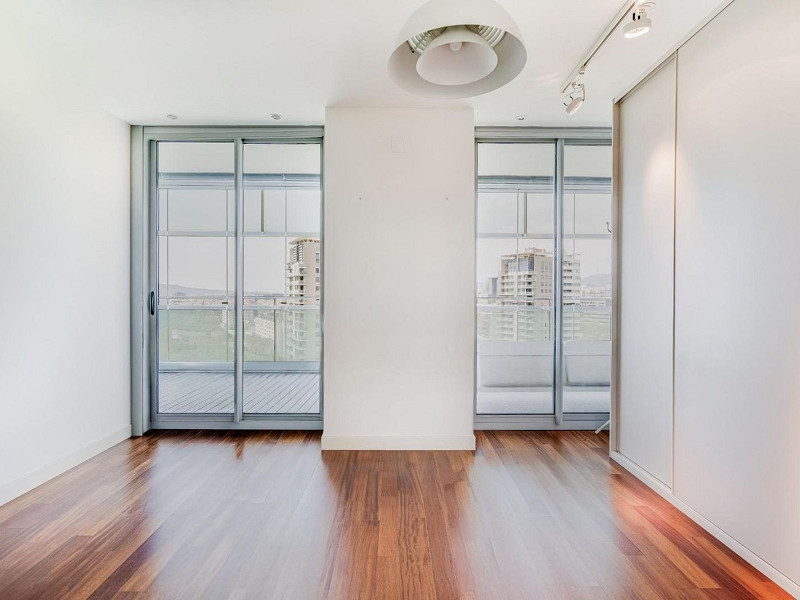 Exclusive bright apartment near the sea in Diagonal Mar, Barcelona. Photo:  53