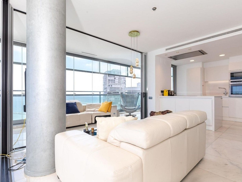 Elegant sea-view apartment in Diagonal Mar, Barcelona. Photo:  20