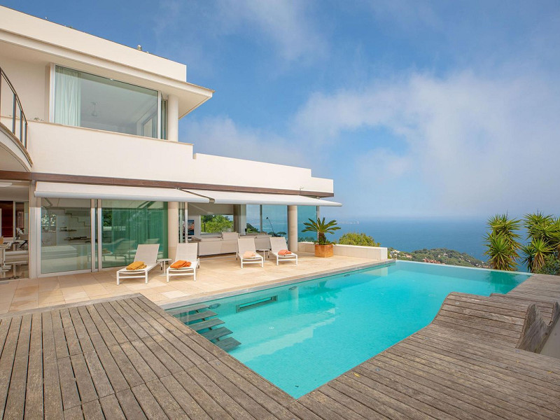 Exclusiva villa contemporánea con vistas panorámicas al mar en Begur, Costa Brava. Foto:  21