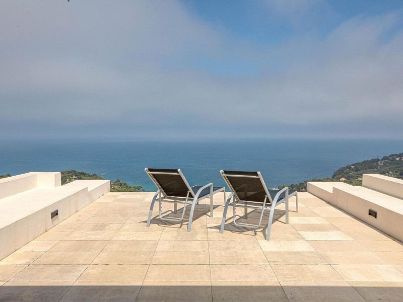 Exclusiva villa contemporánea con vistas panorámicas al mar en Begur, Costa Brava. Foto:  46