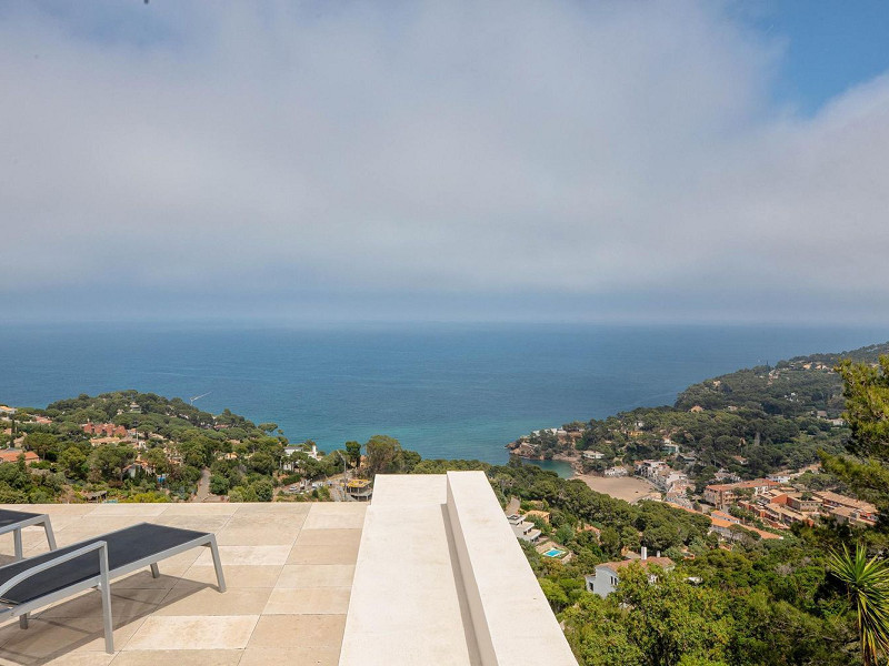 Exclusiva villa contemporánea con vistas panorámicas al mar en Begur, Costa Brava. Foto:  48