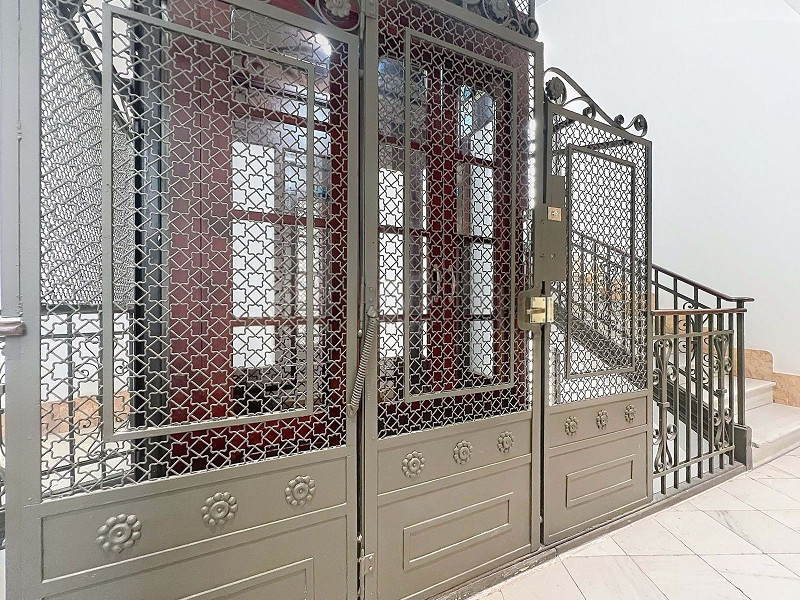 Элегантная квартира с 2 спальнями в центре Барселоны. Фото:  24
