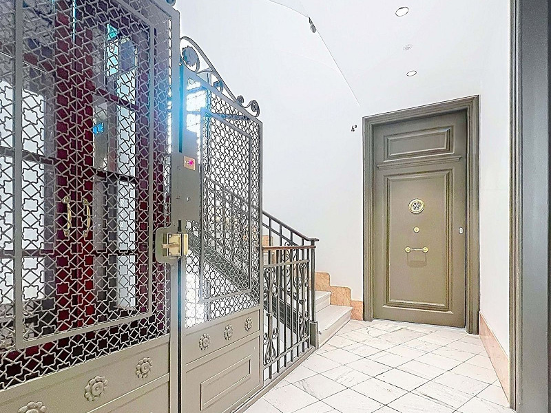 Элегантная квартира с 2 спальнями в центре Барселоны. Фото:  25