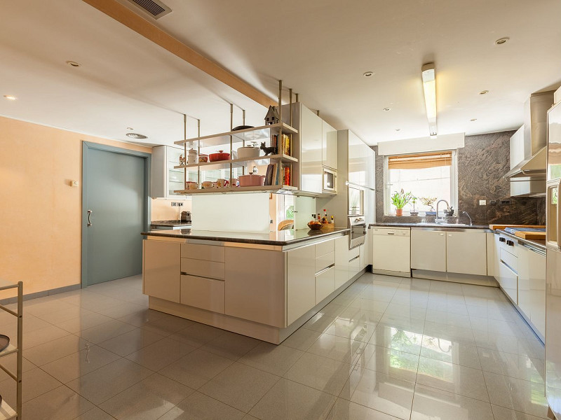 Авторская вилла с двумя бассейнами в Esplugues de Llobregat, Барселона. Фото:  25