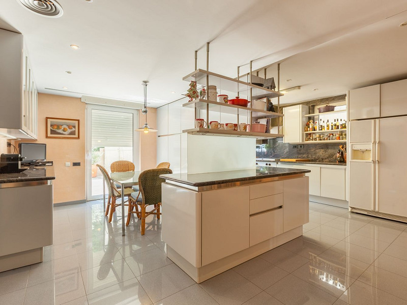 Авторская вилла с двумя бассейнами в Esplugues de Llobregat, Барселона. Фото:  27