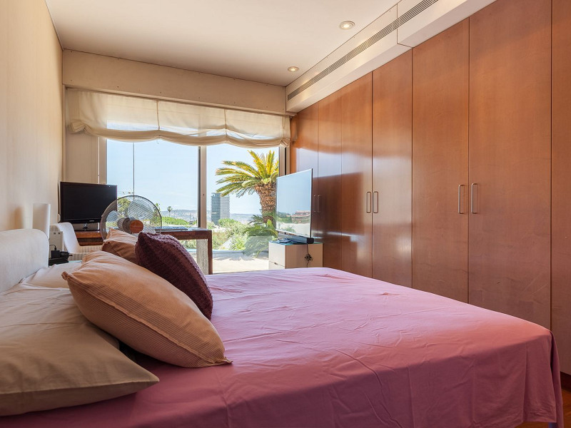 Авторская вилла с двумя бассейнами в Esplugues de Llobregat, Барселона. Фото:  48