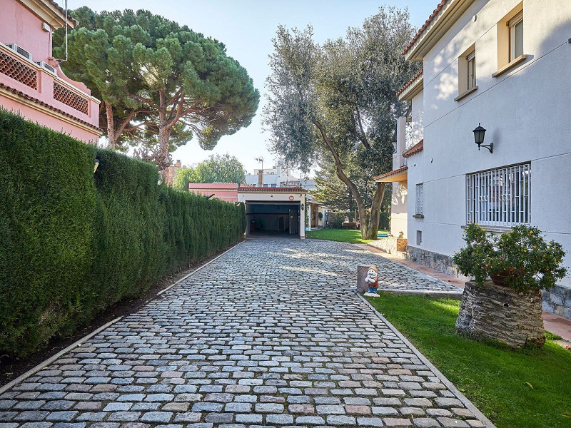 Просторный семейный дом с большим участком в Sant Just Desvern, Барселона. Фото:  65