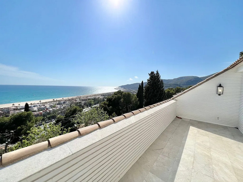 Великолепная вилла с панорамными видами на Средиземное море в Кастельдефельсе. Фото:  8