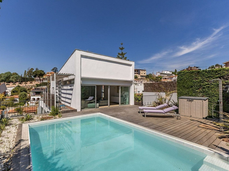 Современный дом с бассейном в Esplugues de Llobregat, Барселона. Фото:  1
