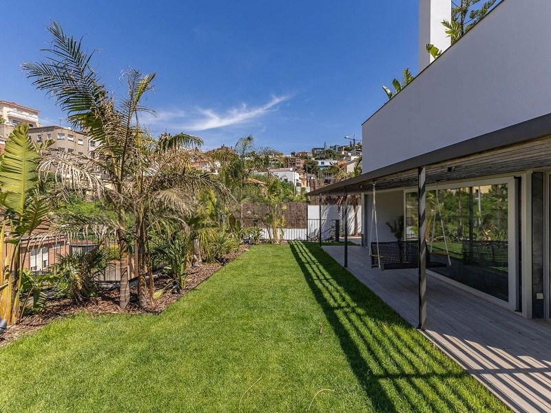 Современный дом с бассейном в Esplugues de Llobregat, Барселона. Фото:  9