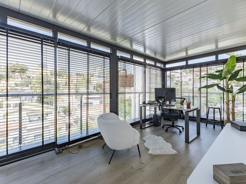 Современный дом с бассейном в Esplugues de Llobregat, Барселона. Фото:  13