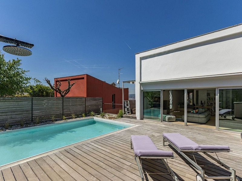 Современный дом с бассейном в Esplugues de Llobregat, Барселона. Фото:  14