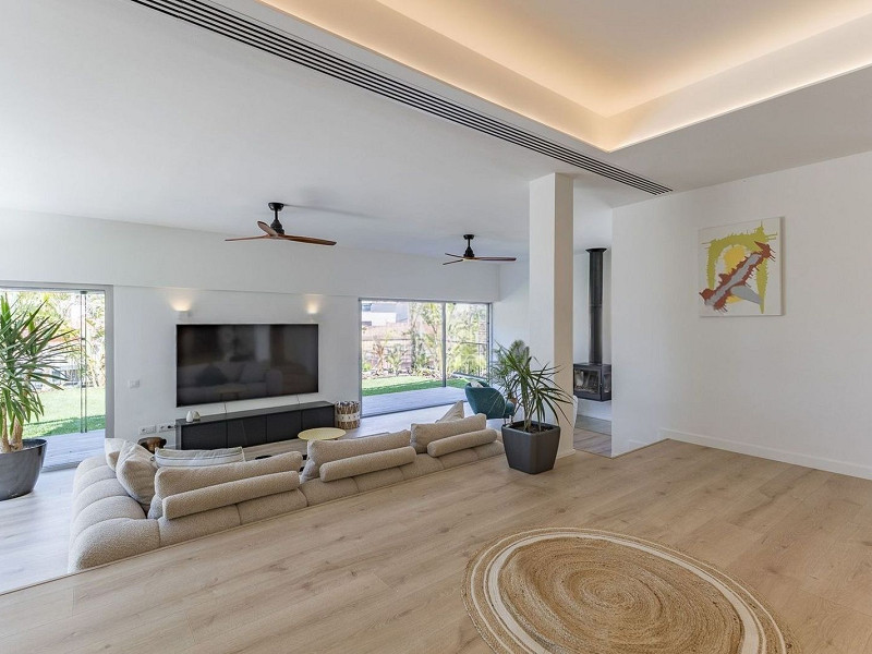 Современный дом с бассейном в Esplugues de Llobregat, Барселона. Фото:  15