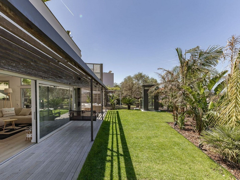 Современный дом с бассейном в Esplugues de Llobregat, Барселона. Фото:  23