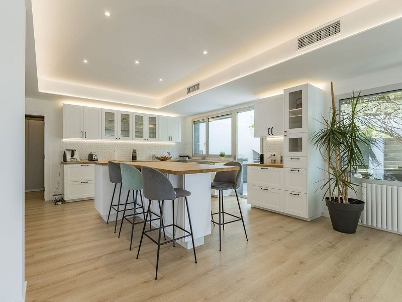 Современный дом с бассейном в Esplugues de Llobregat, Барселона. Фото:  24