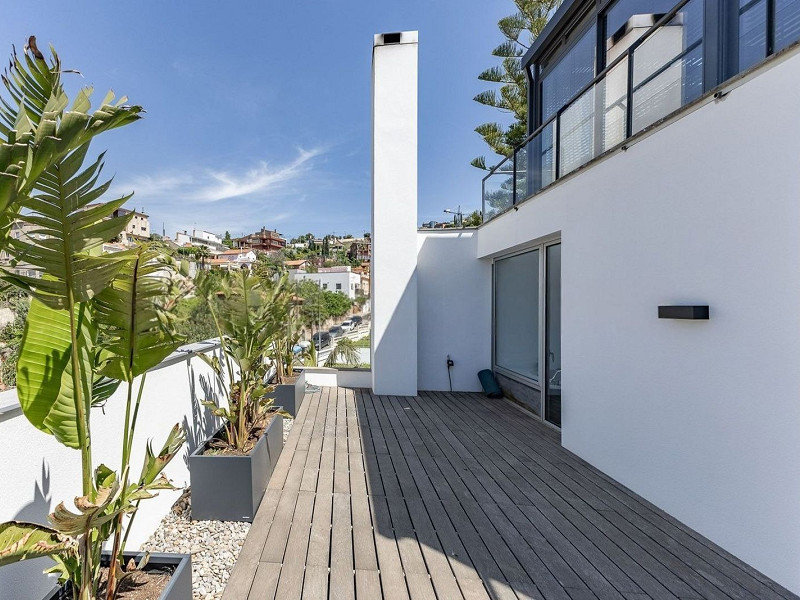 Современный дом с бассейном в Esplugues de Llobregat, Барселона. Фото:  35