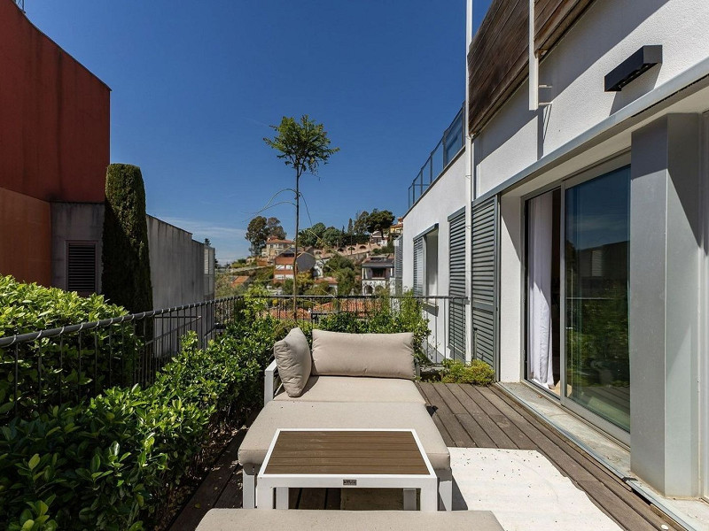 Современный дом с бассейном в Esplugues de Llobregat, Барселона. Фото:  40