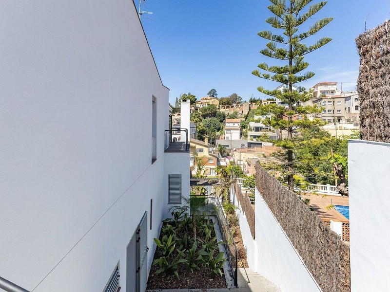 Современный дом с бассейном в Esplugues de Llobregat, Барселона. Фото:  53