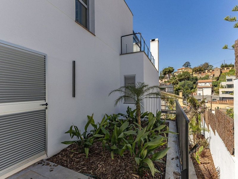 Современный дом с бассейном в Esplugues de Llobregat, Барселона. Фото:  54