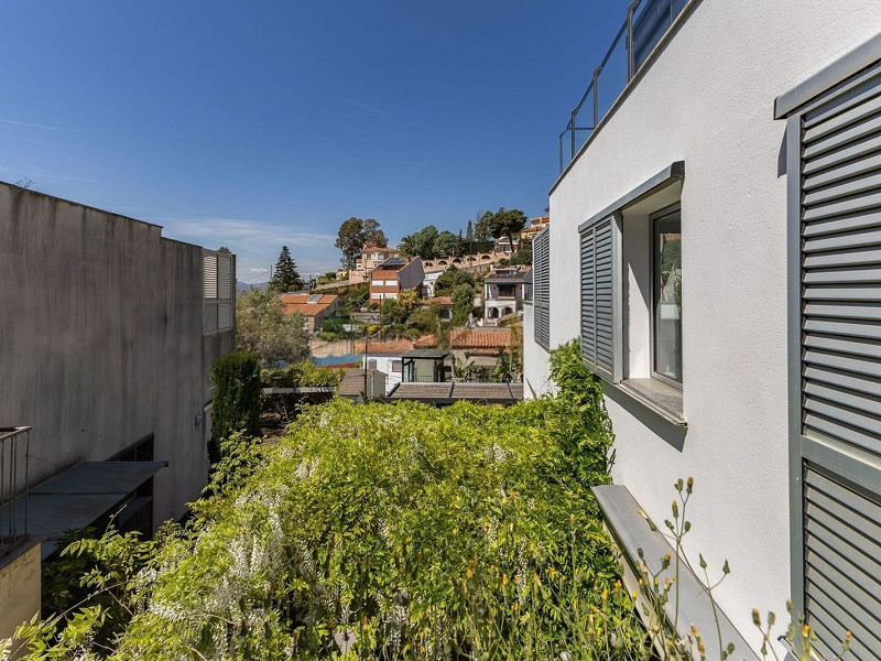 Современный дом с бассейном в Esplugues de Llobregat, Барселона. Фото:  55