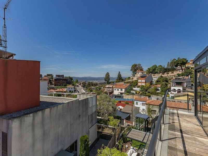 Современный дом с бассейном в Esplugues de Llobregat, Барселона. Фото:  56
