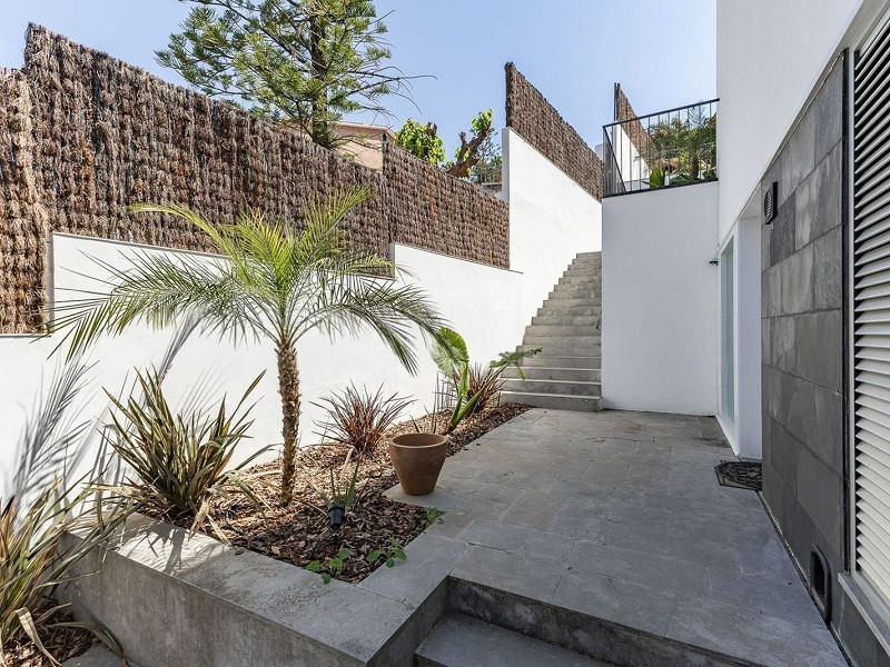 Современный дом с бассейном в Esplugues de Llobregat, Барселона. Фото:  57